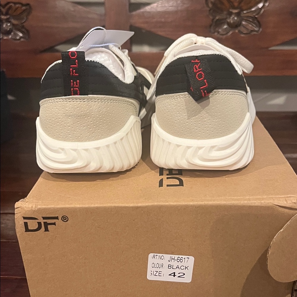 NWT De Florence Cloudea Sneakers. Size 42. - Picture 4 of 11